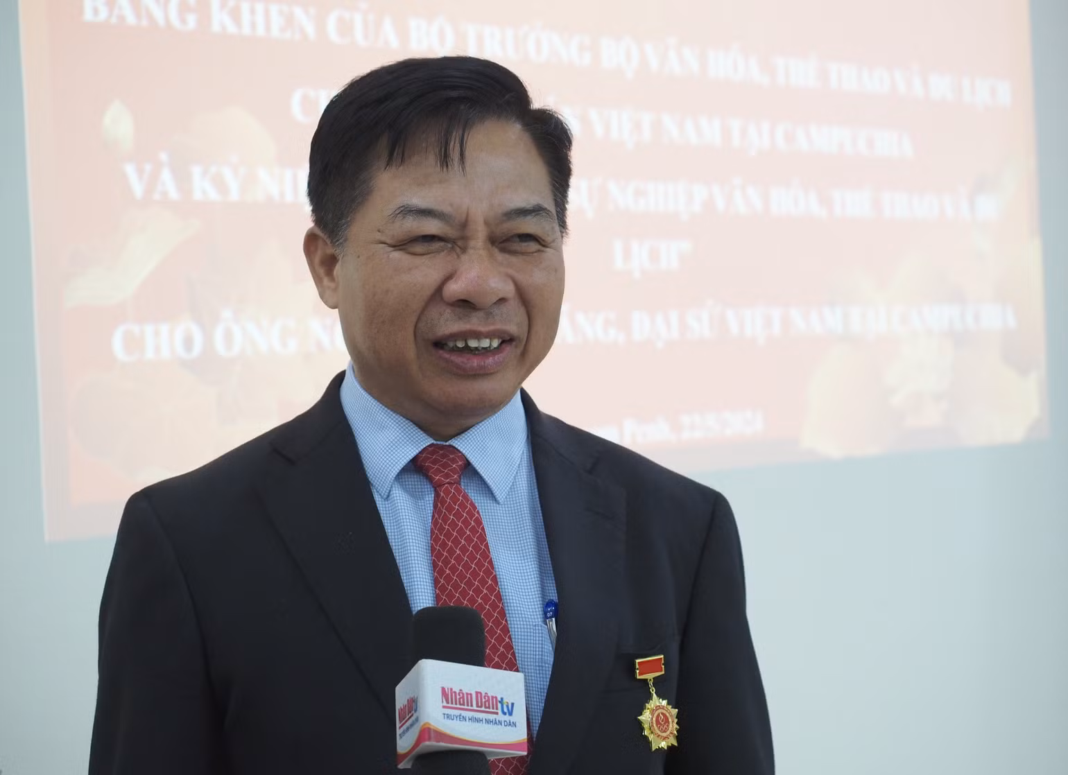 Đại sứ Nguyễn Huy Tăng trả lời phỏng vấn của phóng viên Báo Nhân Dân. (Ảnh: Nguyễn Hiệp) Đại sứ Nguyễn Huy Tăng trả lời phỏng vấn của phóng viên Báo Nhân Dân. (Ảnh: Nguyễn Hiệp)