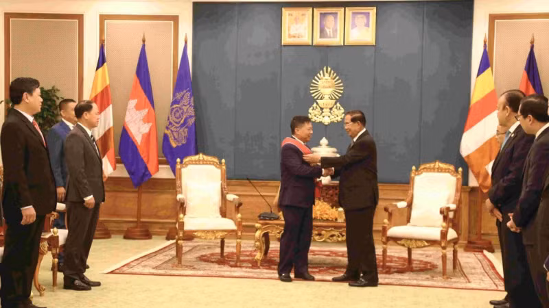 Chủ tịch Samdech Techo Hun Sen trao tặng Huân chương ghi nhận những đóng góp to lớn của Đại sứ Nguyễn Huy Tăng trong sự nghiệp xây dựng và vun đắp quan hệ hữu nghị giữa Việt Nam và Campuchia (Ảnh: Huy Vũ)