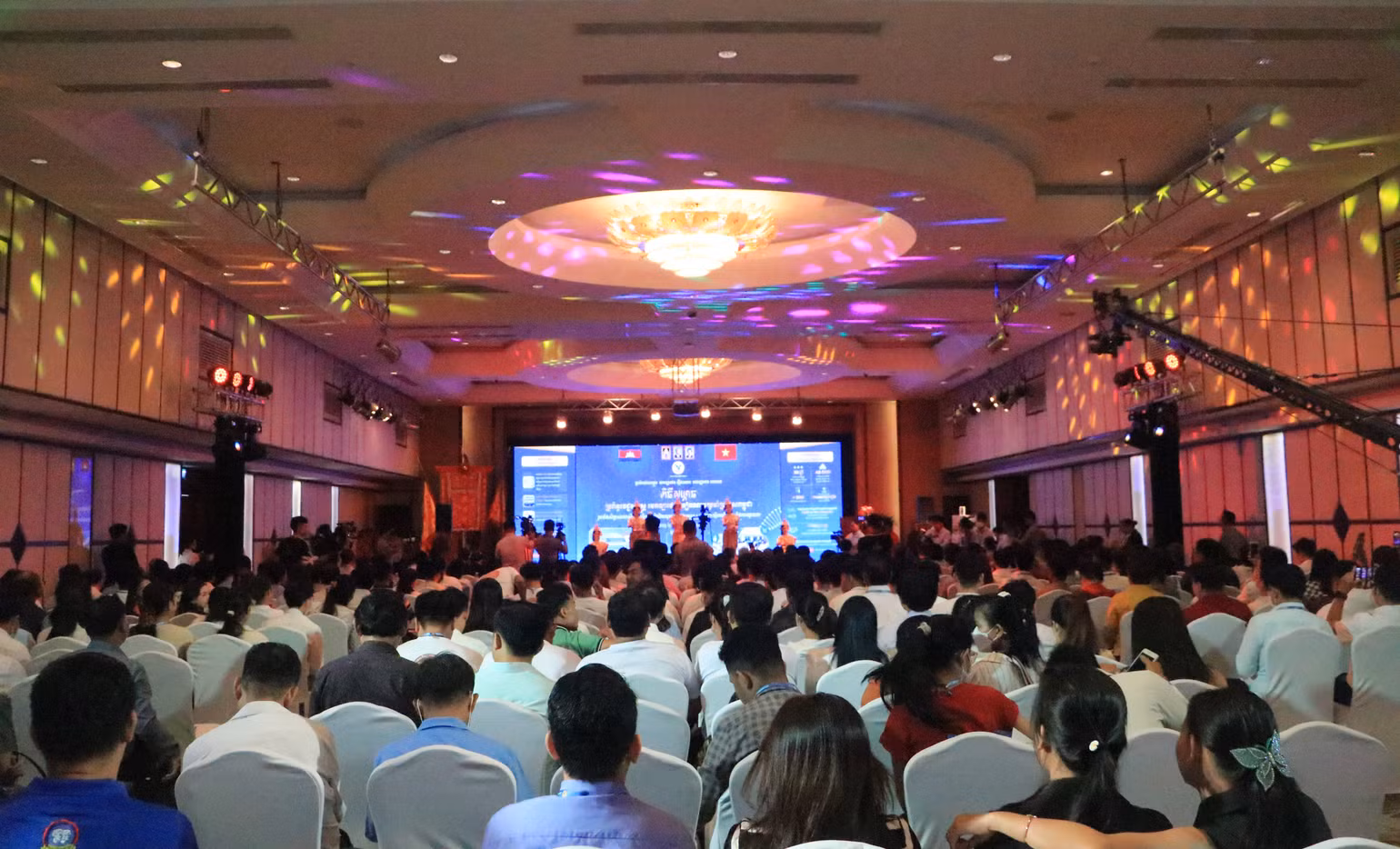Hơn 400 người, phần lớn là y bác sĩ Campuchia, đến dự sự kiện. (Ảnh: Nguyễn Hiệp) Hơn 400 người, phần lớn là y bác sĩ Campuchia, đến dự sự kiện. (Ảnh: Nguyễn Hiệp)