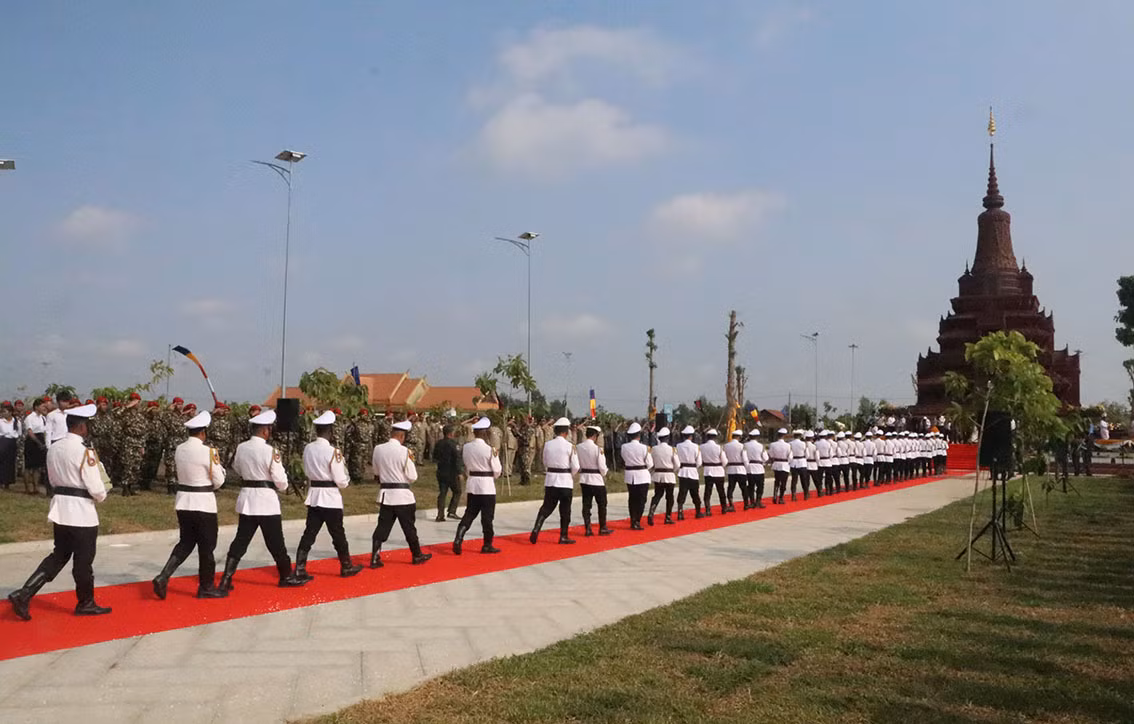 Kính cẩn đưa tro cốt các liệt sĩ vào lưu giữ trong Đại bảo tháp (Ảnh: NGUYỄN HIỆP) Kính cẩn đưa tro cốt các liệt sĩ vào lưu giữ trong Đại bảo tháp (Ảnh: NGUYỄN HIỆP)