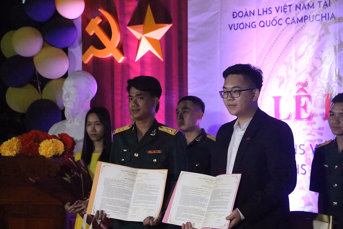 Ký biên bản hợp tác giữa 2 Đoàn lưu học sinh. (Ảnh: NGUYỄN HIỆP)