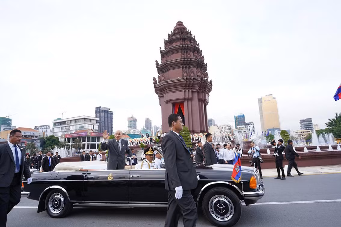 Quốc vương Norodom Sihamoni vẫy chào các đại biểu và đông đảo các tầng lớp nhân dân tham dự lễ kỷ niệm. (Ảnh: Fresh News) Quốc vương Norodom Sihamoni vẫy chào các đại biểu và đông đảo các tầng lớp nhân dân tham dự lễ kỷ niệm. (Ảnh: Fresh News)