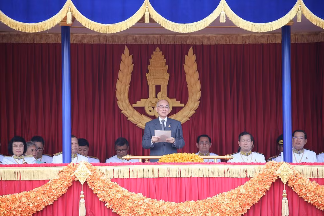 Quốc vương Norodom Sihamoni đọc diễn văn tại mít-tinh. (Ảnh: Fresh News) Quốc vương Norodom Sihamoni đọc diễn văn tại mít-tinh. (Ảnh: Fresh News)