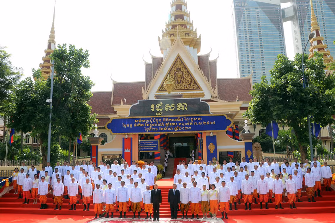 Nghị sĩ Quốc hội khóa VII chụp ảnh lưu niệm cùng Quốc vương Norodom Sihamuni. (Ảnh: SƠN XINH)