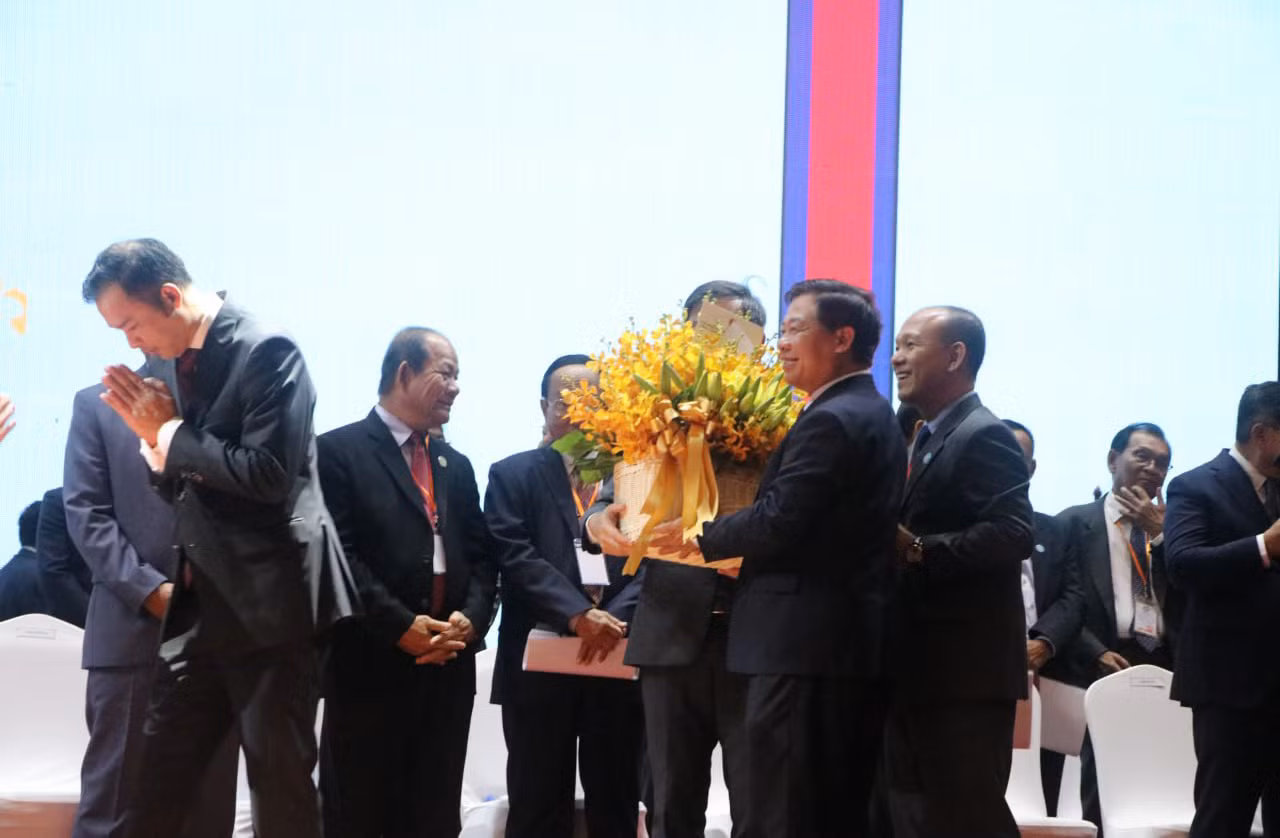 Đại sứ Việt Nam tại Campuchia Nguyễn Huy Tăng tham dự Lễ kỷ niệm và tặng hoa chúc mừng. (Ảnh: Nguyễn Hiệp)