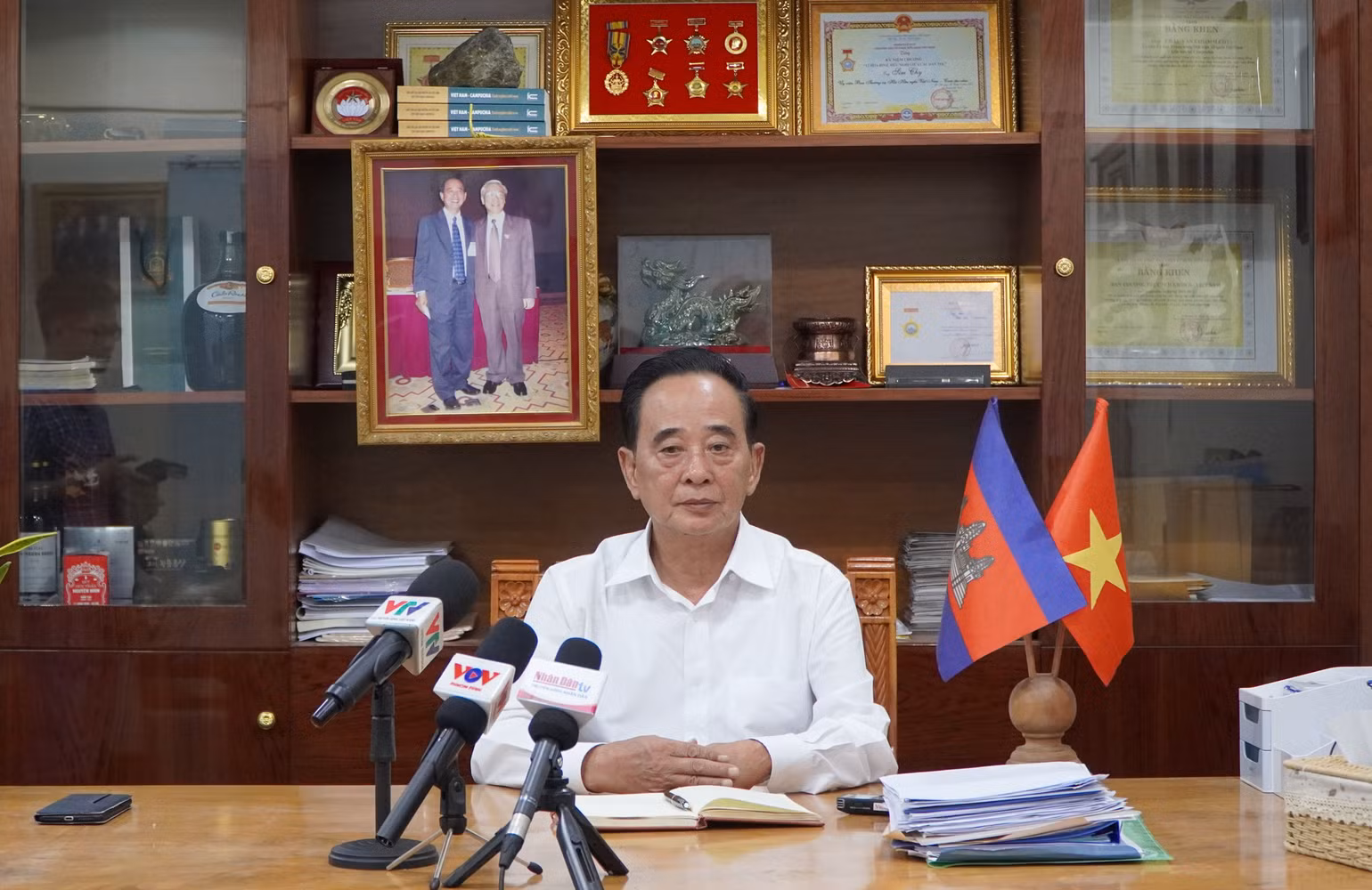 Chủ tịch Hội Khmer-Việt Nam tại Campuchia Sim Chy chia sẻ về tình cảm sâu nặng của bà con kiều bào đối với Tổng Bí thư Nguyễn Phú Trọng. (Ảnh: Nguyễn Hiệp) Chủ tịch Hội Khmer-Việt Nam tại Campuchia Sim Chy chia sẻ về tình cảm sâu nặng của bà con kiều bào đối với Tổng Bí thư Nguyễn Phú Trọng. (Ảnh: Nguyễn Hiệp)