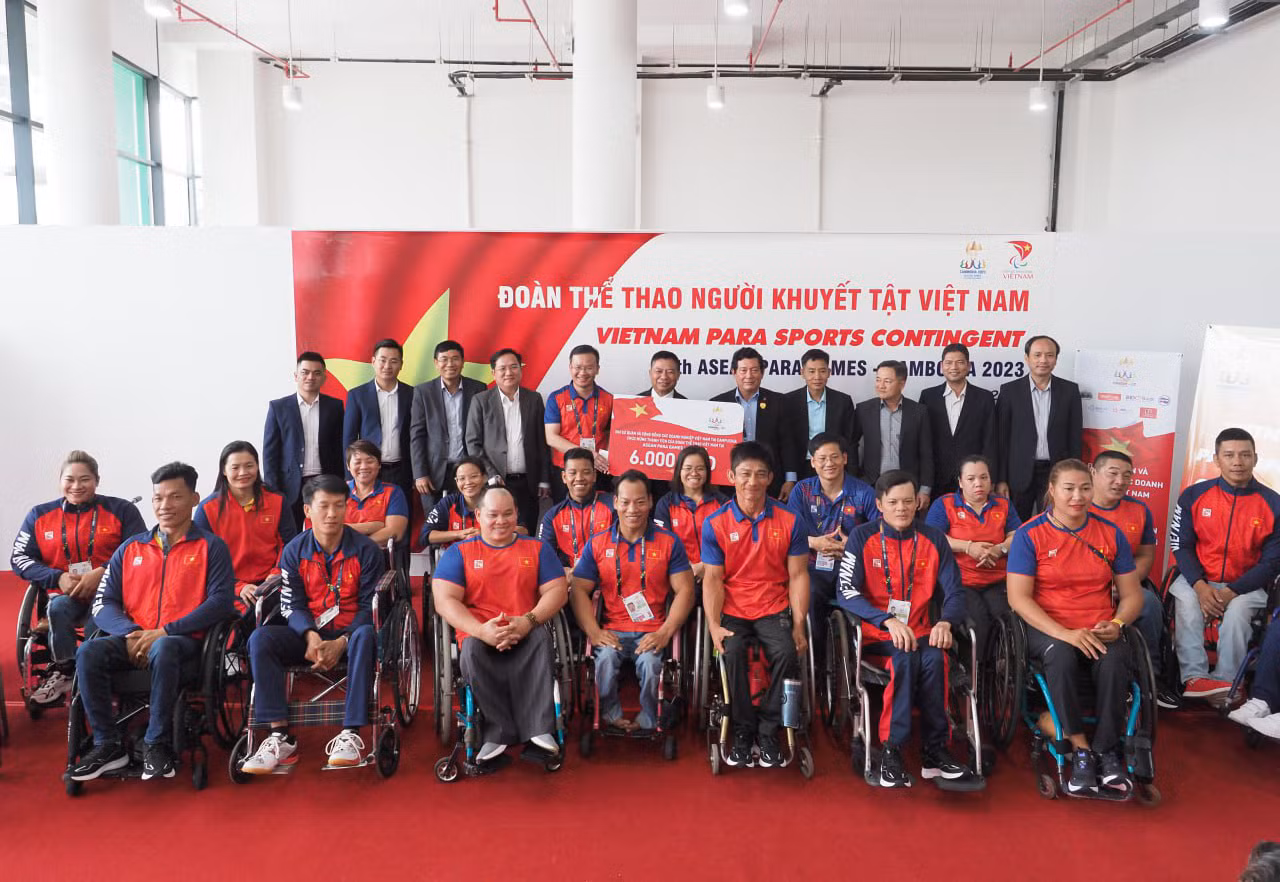 Các đại biểu chụp ảnh lưu niệm với các vận động viên và cán bộ Đoàn thể thao. (Ảnh: NGUYỄN HIỆP)