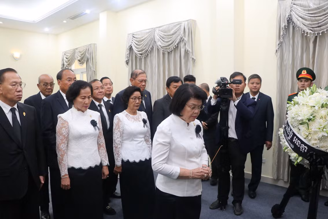 Chủ tịch Quốc hội Campuchia Samdech Khuon Sudary dẫn đầu Đoàn đại biểu đến viếng Tổng Bí thư Đảng Cộng sản Việt Nam - người bạn thân thiết của đất nước Campuchia. (Ảnh: Nguyễn Hiệp) Chủ tịch Quốc hội Campuchia Samdech Khuon Sudary dẫn đầu Đoàn đại biểu đến viếng Tổng Bí thư Đảng Cộng sản Việt Nam - người bạn thân thiết của đất nước Campuchia. (Ảnh: Nguyễn Hiệp)