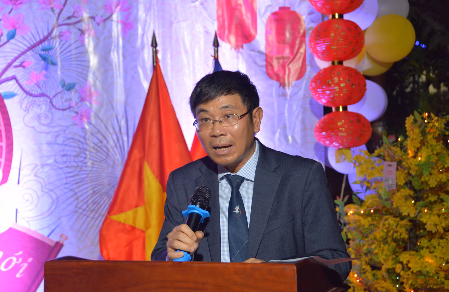 Tham tán Công sứ Ngô Văn Tuất phát biểu tại liên hoan chào Năm mới 2024. (Ảnh: Sơn Xinh)