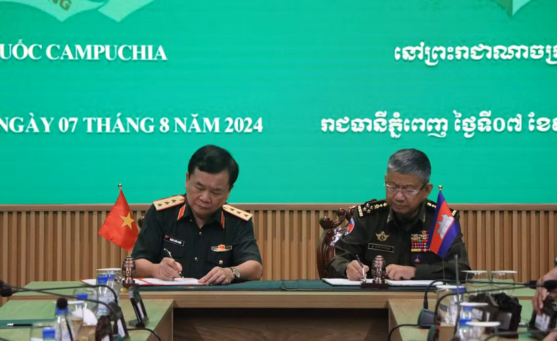 Hai Trưởng đoàn ký Biên bản Đối thoại Chính sách quốc phòng Việt Nam-Campuchia lần thứ 7. (Ảnh: NGUYỄN HIỆP) Hai Trưởng đoàn ký Biên bản Đối thoại Chính sách quốc phòng Việt Nam-Campuchia lần thứ 7. (Ảnh: NGUYỄN HIỆP)