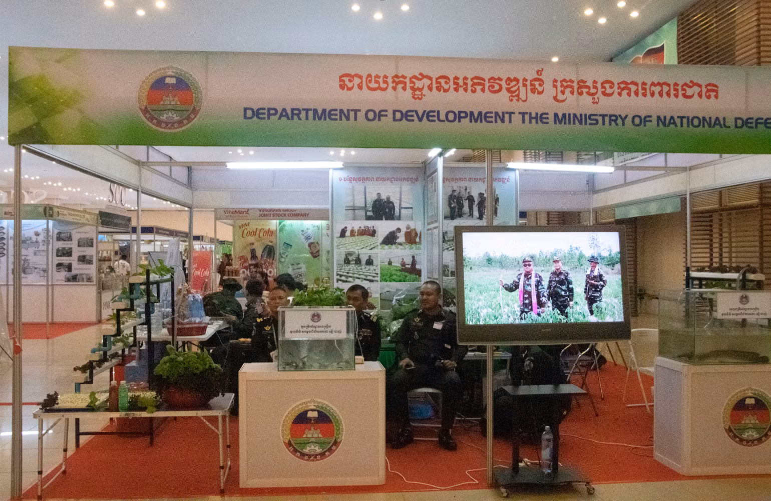 Một gian hàng của Bộ Quốc phòng Campuchia. (Ảnh: Nguyễn Hiệp) Một gian hàng của Bộ Quốc phòng Campuchia. (Ảnh: Nguyễn Hiệp)