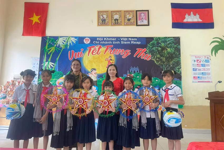 Tết Trung thu năm nay, các em nhận được đèn ông sao rất đẹp mang từ Việt Nam sang. (Ảnh: NVCC)