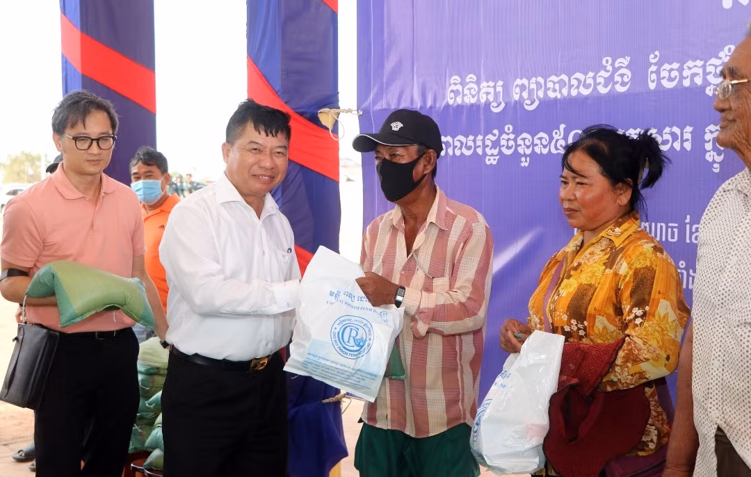 Đại sứ Nguyễn Huy Tăng tham gia phát quà cho bà con (Ảnh: NGUYỄN HIỆP) Đại sứ Nguyễn Huy Tăng tham gia phát quà cho bà con (Ảnh: NGUYỄN HIỆP)