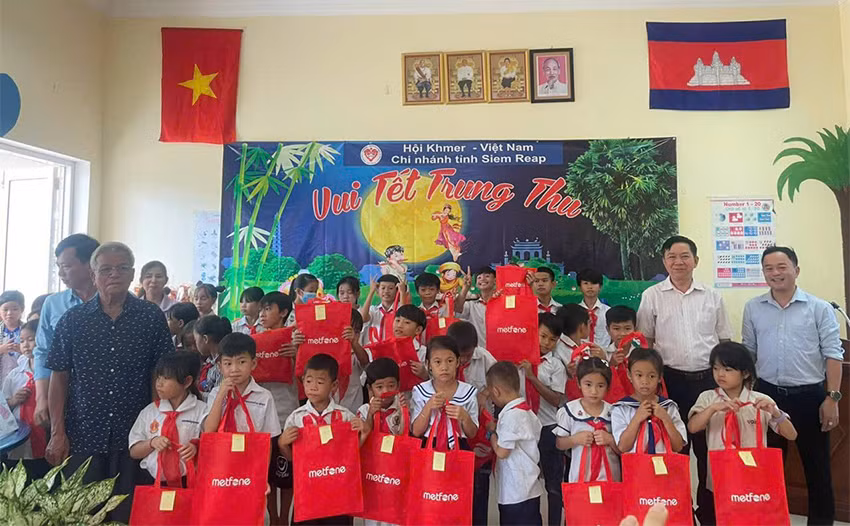 Học sinh con em các gia đình gốc Việt Nam tại Siem Reap được nhận quà Trung thu của Công ty Metfone. (Ảnh: NVCC)