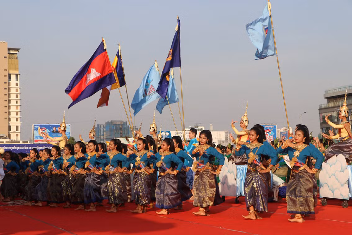 Biểu diễn văn nghệ chào mừng kỷ niệm ngày lễ mang tính lịch sử của dân tộc. Ảnh: Nguyễn Hiệp