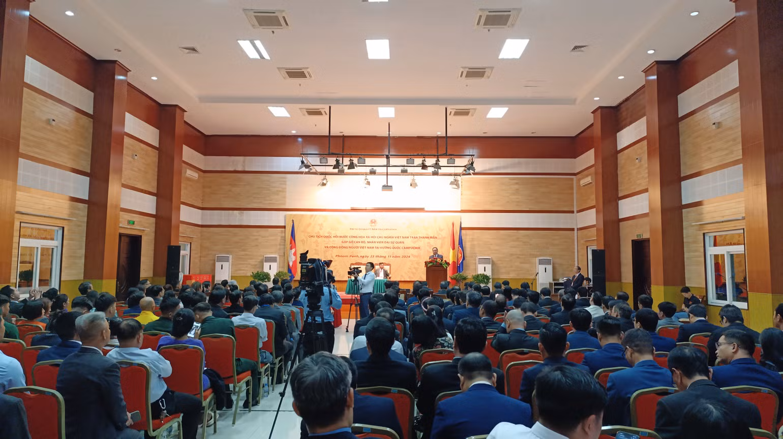 Sự kiện diễn ra trong khuôn viên Đại sứ Quán Việt Nam ở Thủ đô Phnom Penh. (Ảnh NGUYỄN HIỆP) Sự kiện diễn ra trong khuôn viên Đại sứ Quán Việt Nam ở Thủ đô Phnom Penh. (Ảnh NGUYỄN HIỆP)