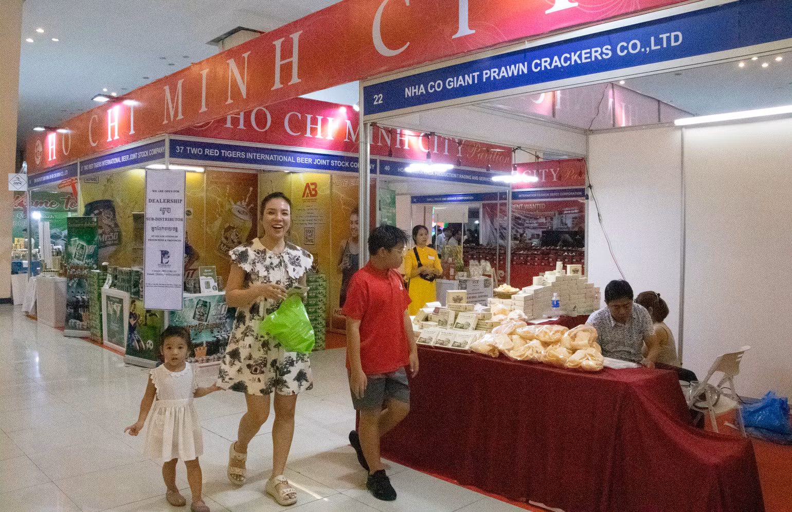 Sản phẩm của Việt Nam được khách hàng quan tâm. (Ảnh: Nguyễn Hiệp) Sản phẩm của Việt Nam được khách hàng quan tâm. (Ảnh: Nguyễn Hiệp)