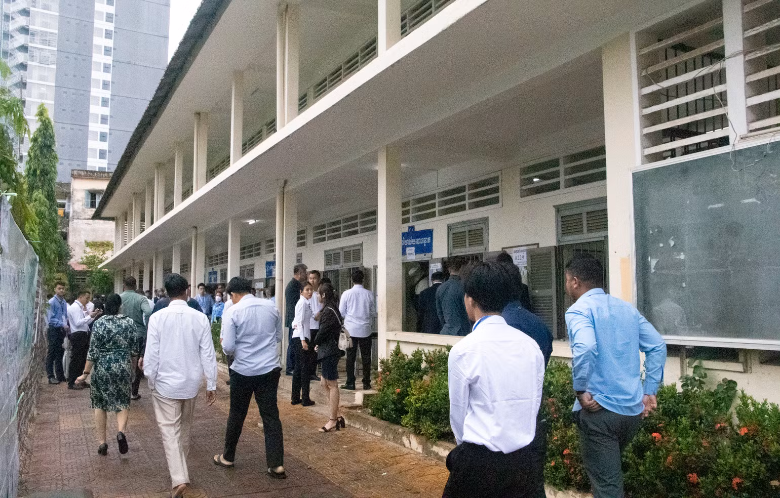 Nhiều cử tri đến trước giờ bỏ phiếu.