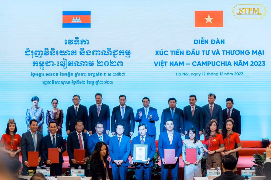 Thủ tướng Hun Manet và Thủ tướng Phạm Minh Chính dự Diễn đàn Xúc tiến Đầu tư và Thương mại Việt Nam-Campuchia