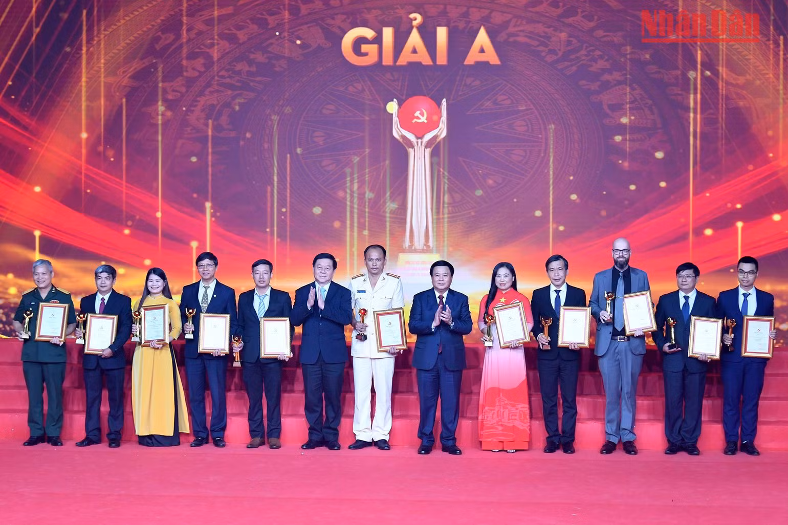 Đồng chí Nguyễn Xuân Thắng và đồng chí Nguyễn Trọng Nghĩa trao Giải A cho các tác giả, nhóm tác giả. Đồng chí Nguyễn Xuân Thắng và đồng chí Nguyễn Trọng Nghĩa trao Giải A cho các tác giả, nhóm tác giả.