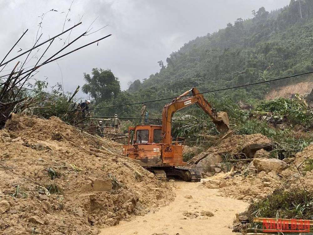 Lực lượng chức năng đang nỗ lực tìm nạn nhân và giải phóng dần khu vực sạt núi.