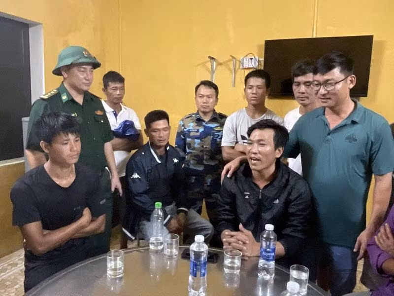 Đồng chí Ngô Văn Đủ, Bí thư Đảng ủy phường Thuận An và đồng chí Thượng tá Hoàng Minh Hùng, Phó Chỉ huy trưởng - Tham mưu trưởng thăm hỏi động viên ông Dương Đe, chủ phương tiện - thuyền trưởng tàu TTH 96365 TS.