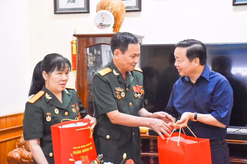 Phó Thủ tướng Chính phủ Trần Hồng Hà tặng quà gia đình chính sách tại thành phố Điện Biên Phủ.