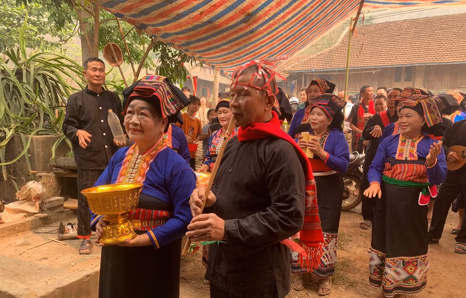 Đến từng nhà “xin nước” trong Tết té nước của dân tộc Lào. Đến từng nhà “xin nước” trong Tết té nước của dân tộc Lào.