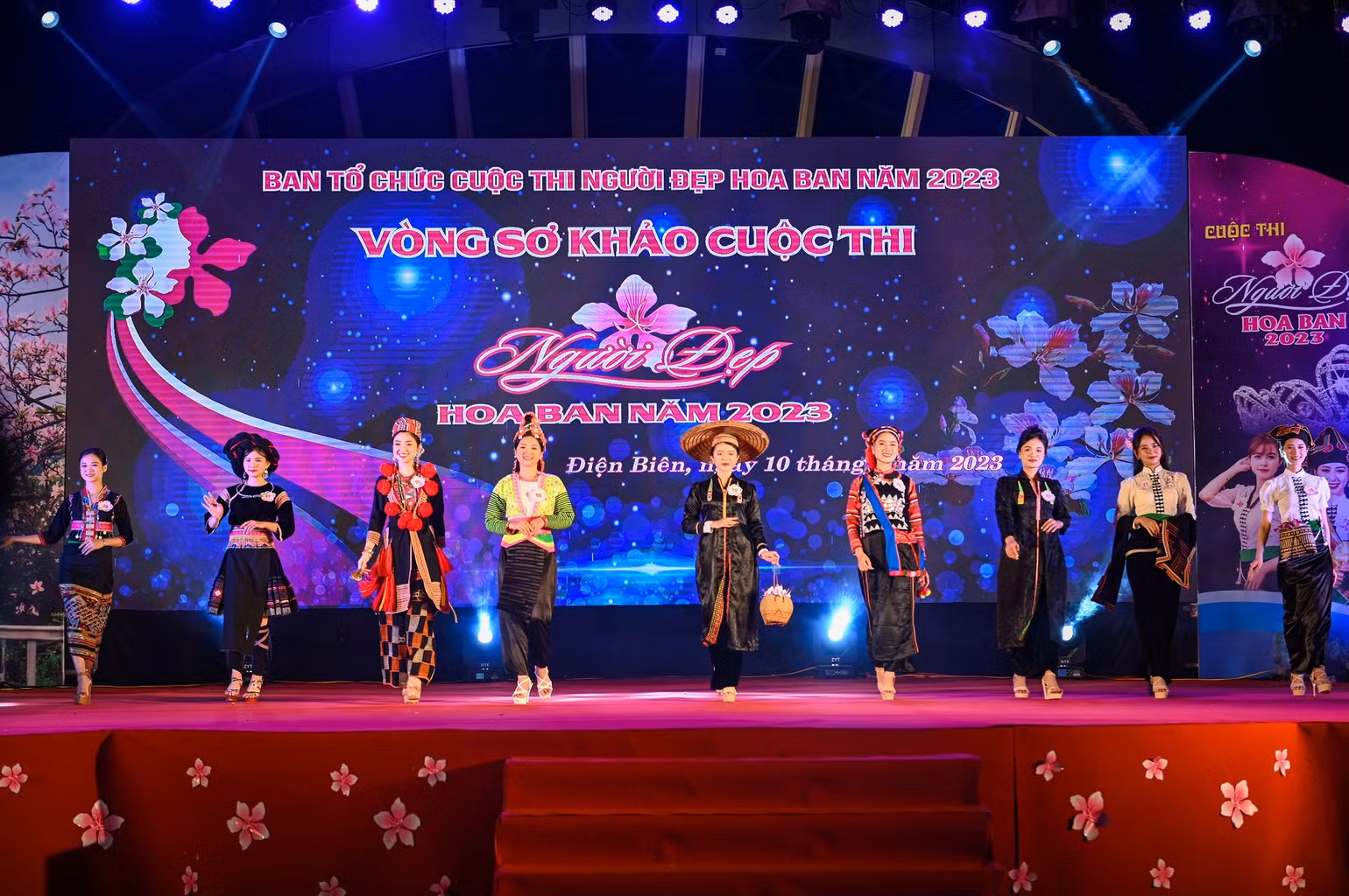 Thí sinh dự thi người đẹp Hoa Ban trình diễn trang phục dân tộc trong vòng sơ khảo. Thí sinh dự thi người đẹp Hoa Ban trình diễn trang phục dân tộc trong vòng sơ khảo.