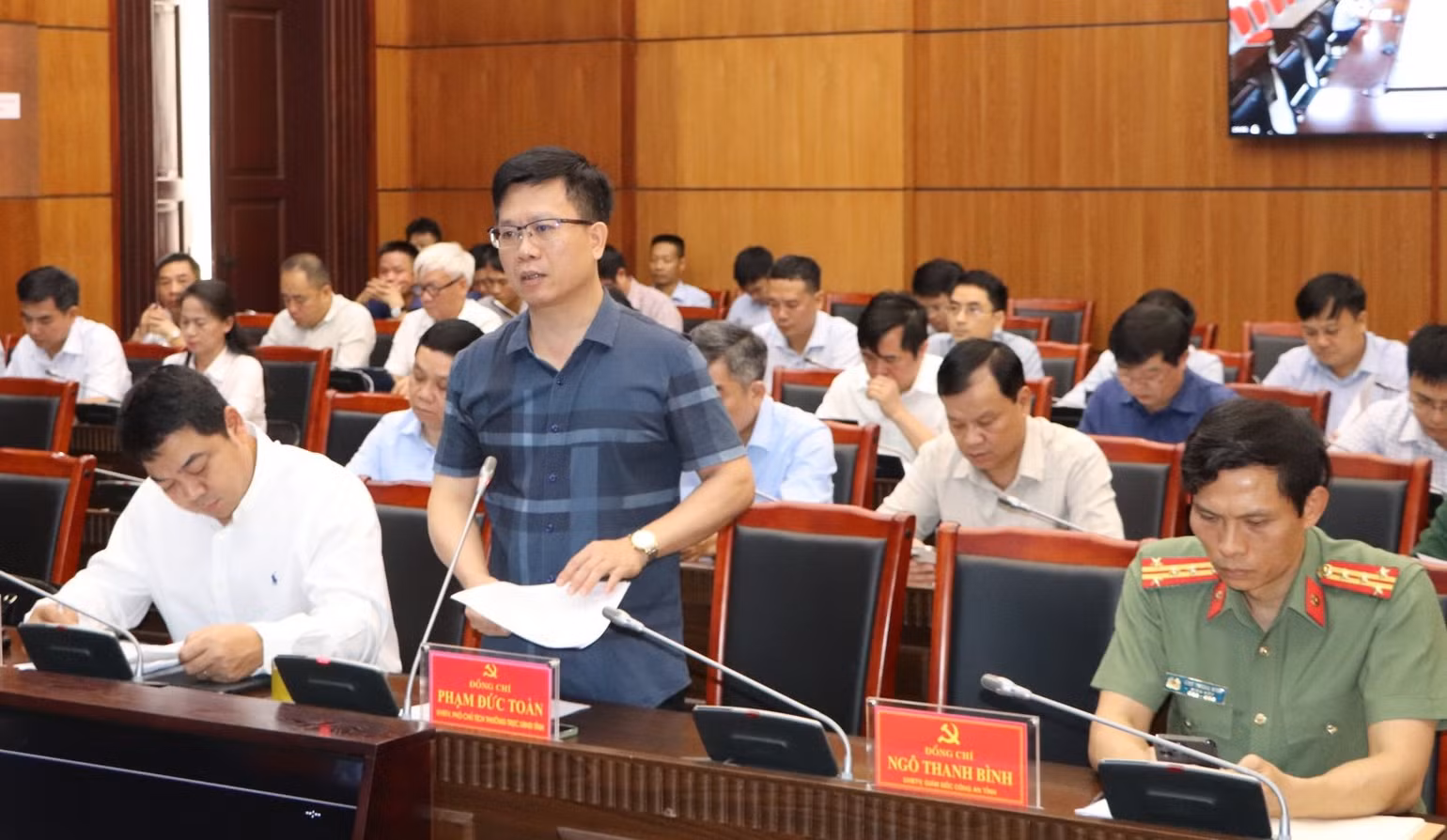 Đại diện lãnh đạo Ủy ban nhân dân tỉnh Điện Biên báo cáo tiến độ thực hiện Dự án.