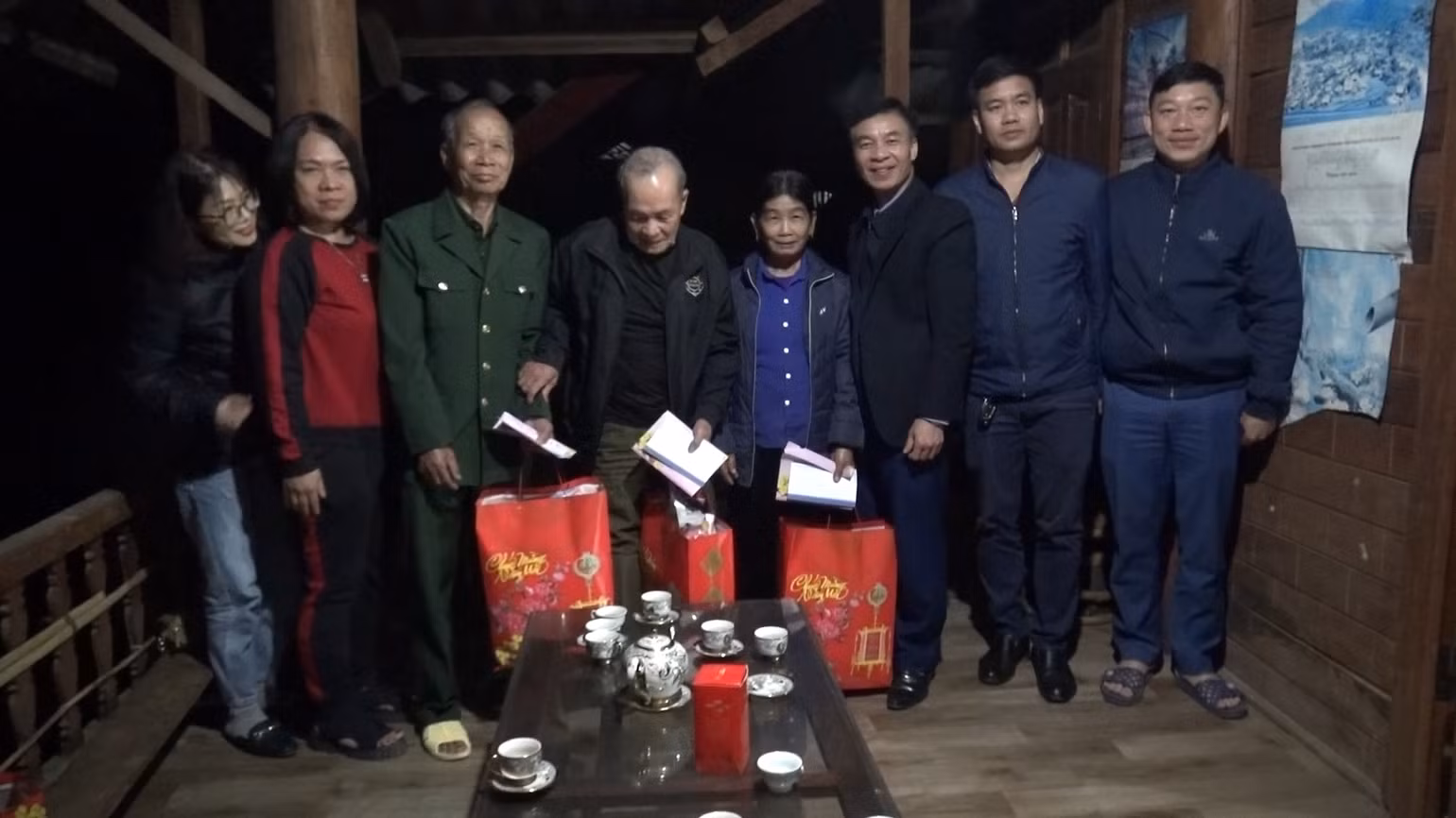 Chủ tịch Ủy ban nhân dân huyện Nậm Pồ Bùi Văn Luyện tặng quà Tết các gia đình chính sách tại xã Chà Cang.