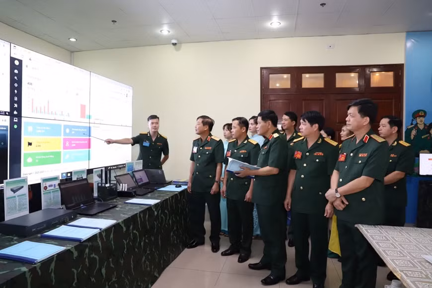 Lãnh đạo Bộ Tư lệnh 86 nghe giới thiệu sản phẩm giám sát bảo đảm an toàn thông tin, an toàn dữ liệu. Lãnh đạo Bộ Tư lệnh 86 nghe giới thiệu sản phẩm giám sát bảo đảm an toàn thông tin, an toàn dữ liệu.