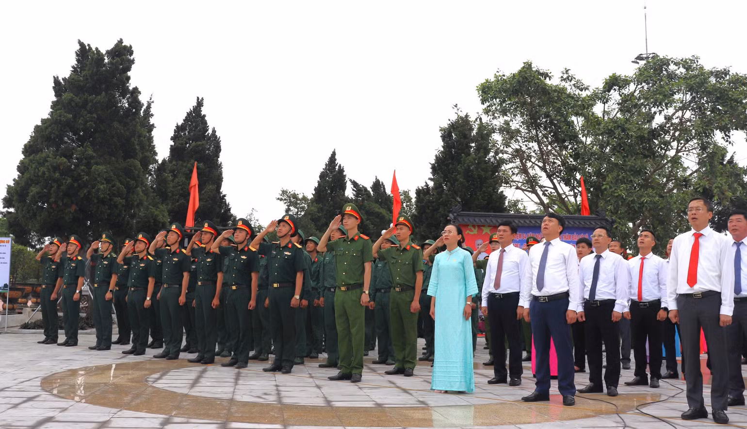 Các đại biểu dự Lễ thượng cờ trên đảo Cô Tô nhân kỷ niệm 64 năm Ngày Bác Hồ ra thăm đảo. (Ảnh: PHƯƠNG MẾN) Các đại biểu dự Lễ thượng cờ trên đảo Cô Tô nhân kỷ niệm 64 năm Ngày Bác Hồ ra thăm đảo. (Ảnh: PHƯƠNG MẾN)