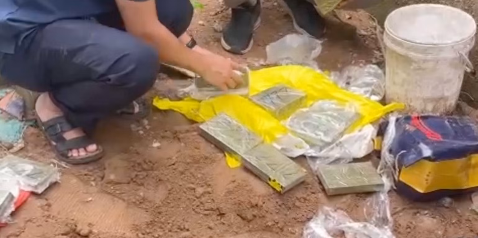 Công an tỉnh Quảng Ninh thu giữ 13 bánh heroin được các đối tượng cất giấu dưới đất. (Ảnh: Công an tỉnh Quảng Ninh)