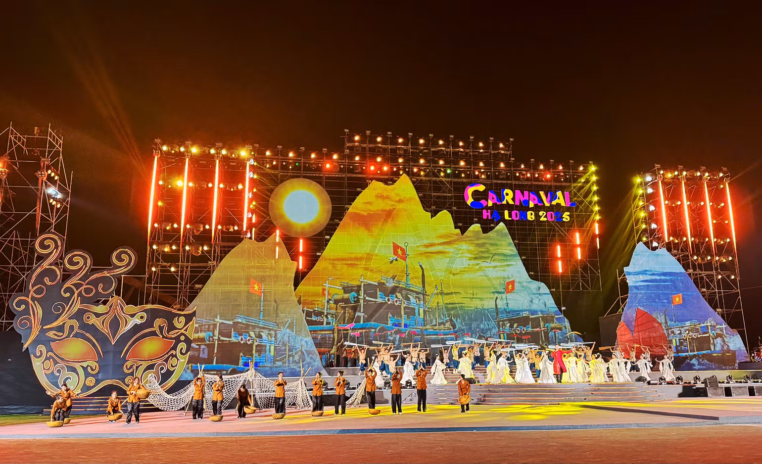 Chương trình sử dụng công nghệ 3D mapping và hệ thống âm thanh, ánh sáng hiện đại. Chương trình sử dụng công nghệ 3D mapping và hệ thống âm thanh, ánh sáng hiện đại.
