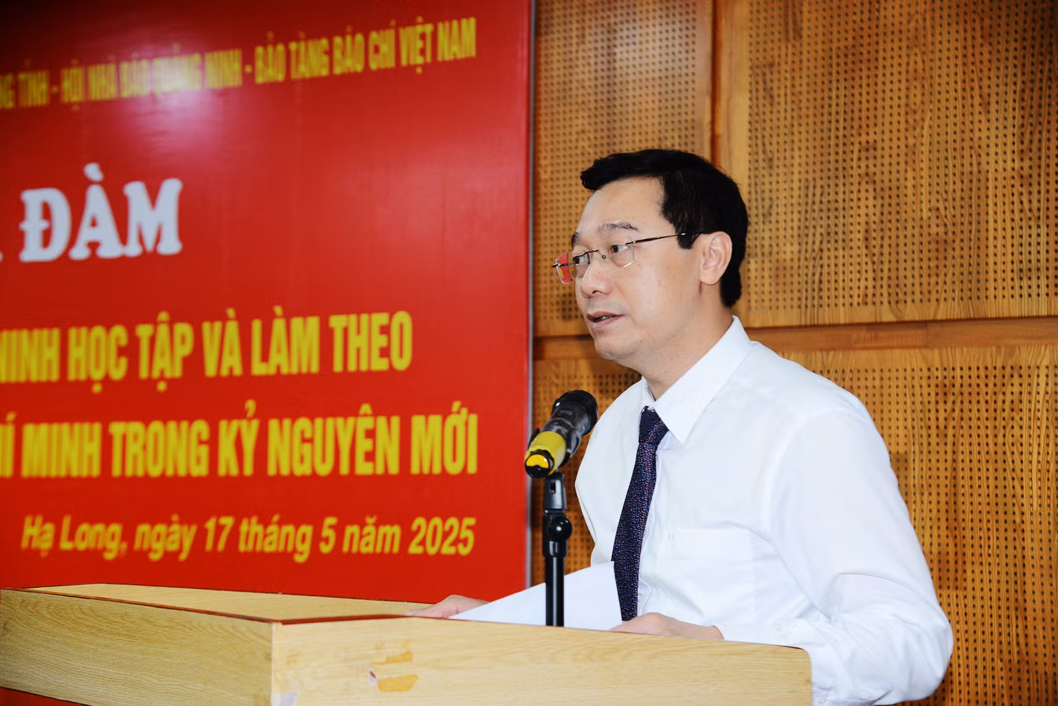 Giám đốc, Tổng Biên tập Trung tâm Truyền thông tỉnh Quảng Ninh, Chủ tịch Hội Nhà báo tỉnh Quảng Ninh Nguyễn Thế Lãm phát biểu tại Tọa đàm.