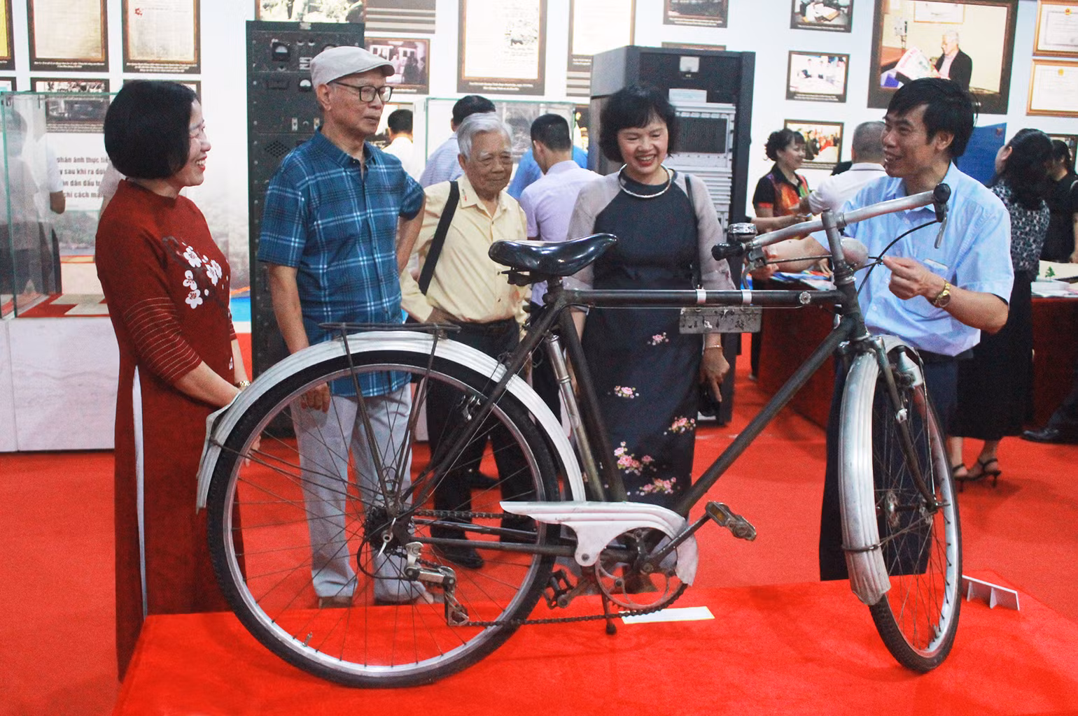 Khách tham quan Triển lãm. Khách tham quan Triển lãm.