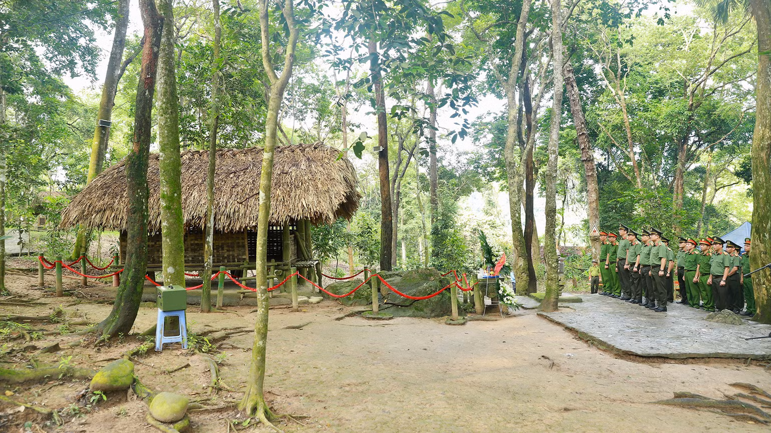 Các đồng chí lãnh đạo Công an tỉnh Tuyên Quang dâng hương và báo công với Chủ tịch Hồ Chí Minh tại Lán Nà Nưa. Các đồng chí lãnh đạo Công an tỉnh Tuyên Quang dâng hương và báo công với Chủ tịch Hồ Chí Minh tại Lán Nà Nưa.