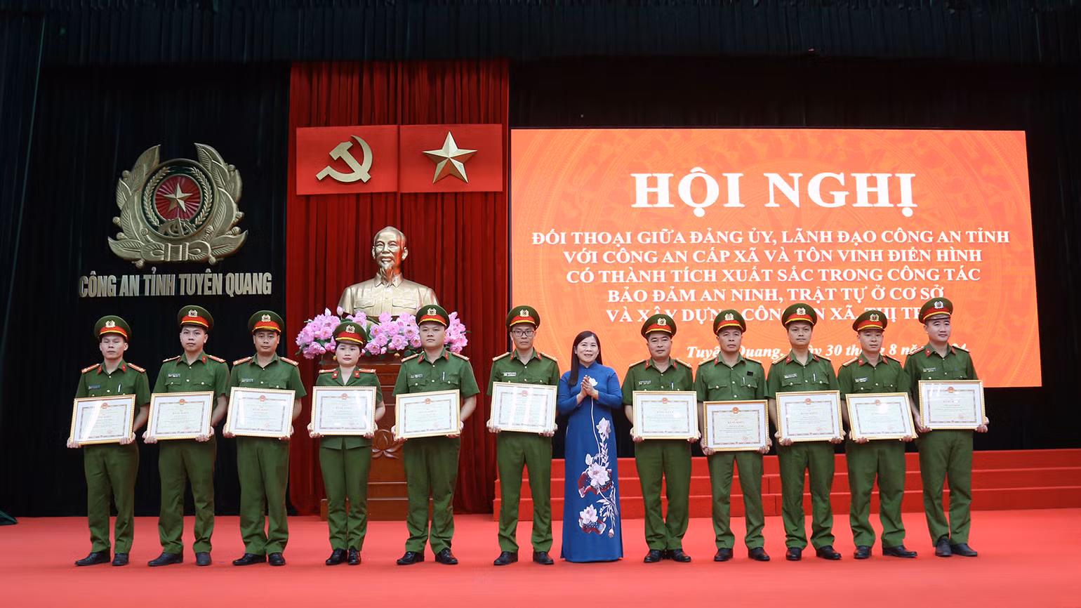 Lãnh đạo Hội đồng nhân dân tỉnh Tuyên Quang trao bằng khen cho các tập thể, cá nhân có thành tích xuất sắc. Lãnh đạo Hội đồng nhân dân tỉnh Tuyên Quang trao bằng khen cho các tập thể, cá nhân có thành tích xuất sắc.