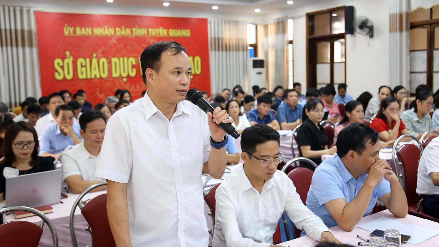 Đại diện lãnh đạo các trường THPT thảo luận tại hội nghị. Đại diện lãnh đạo các trường THPT thảo luận tại hội nghị.