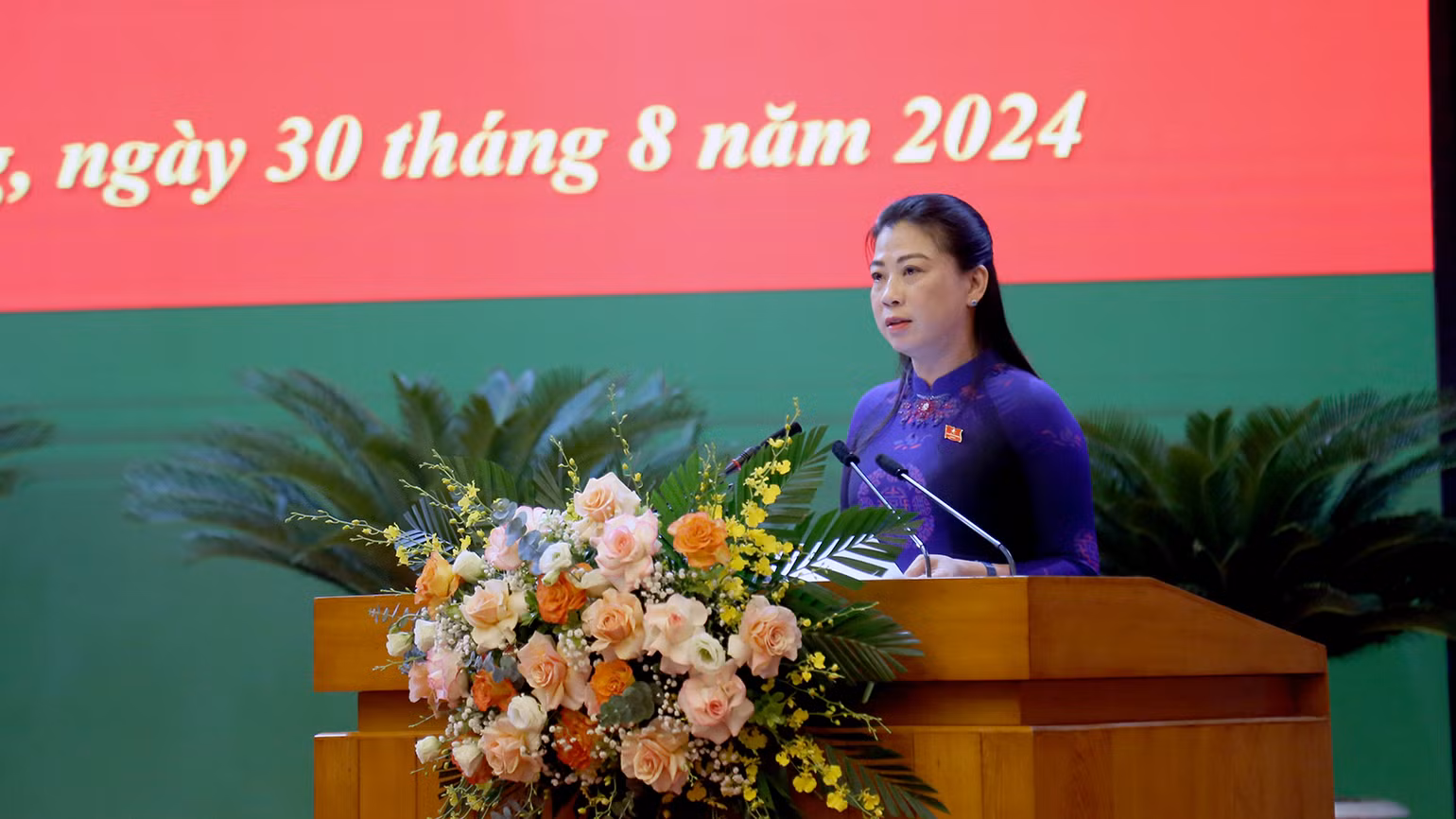 Đồng chí Lê Thị Kim Dung, Phó Bí thư Thường trực Tỉnh ủy, Chủ tịch Hội đồng nhân dân tỉnh Tuyên Quang phát biểu bế mạc kỳ họp. Đồng chí Lê Thị Kim Dung, Phó Bí thư Thường trực Tỉnh ủy, Chủ tịch Hội đồng nhân dân tỉnh Tuyên Quang phát biểu bế mạc kỳ họp.