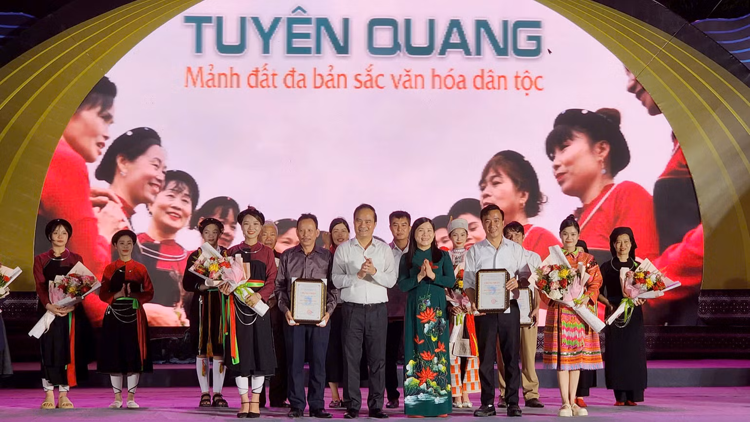 Ban Tổ chức trao giải Xuất sắc toàn đoàn cho đoàn huyện Yên Sơn và Hàm Yên.