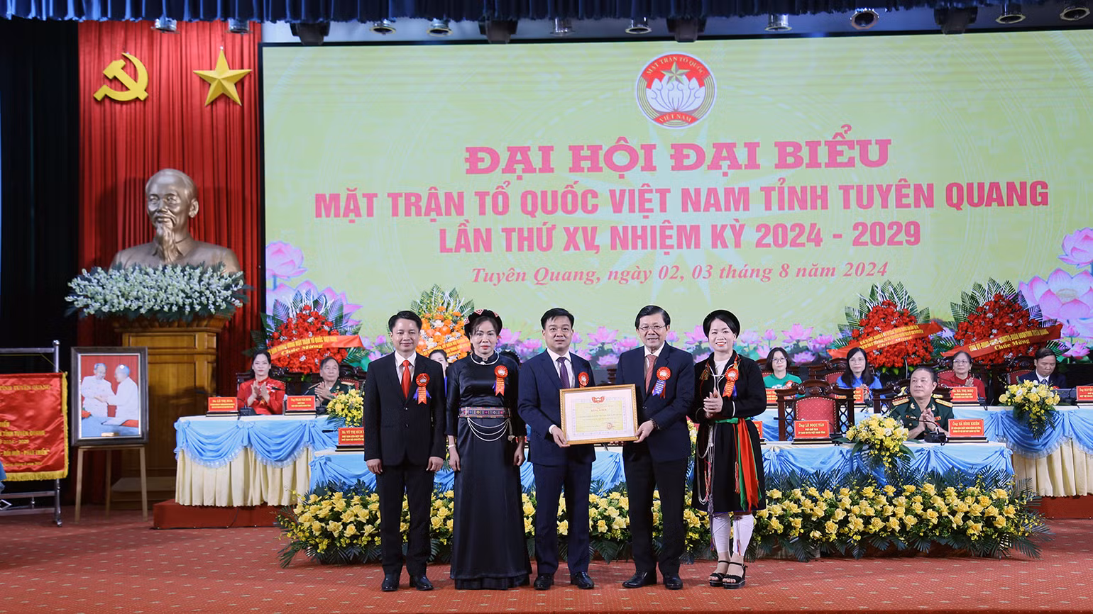 Đồng chí Nguyễn Hữu Dũng, Phó Chủ tịch Ủy ban Trung ương Mặt trận Tổ quốc Việt Nam Nam trao bằng khen cho tập thể Ủy ban Mặt trận Tổ quốc Việt Nam tỉnh Tuyên Quang khóa 14. Đồng chí Nguyễn Hữu Dũng, Phó Chủ tịch Ủy ban Trung ương Mặt trận Tổ quốc Việt Nam Nam trao bằng khen cho tập thể Ủy ban Mặt trận Tổ quốc Việt Nam tỉnh Tuyên Quang khóa 14.