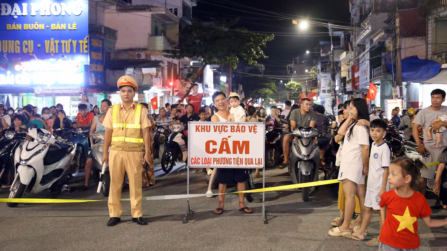 Công an thành phố Tuyên Quang lập các chốt kiểm soát, phân luồng giao thông vào mỗi buổi tối. Công an thành phố Tuyên Quang lập các chốt kiểm soát, phân luồng giao thông vào mỗi buổi tối.