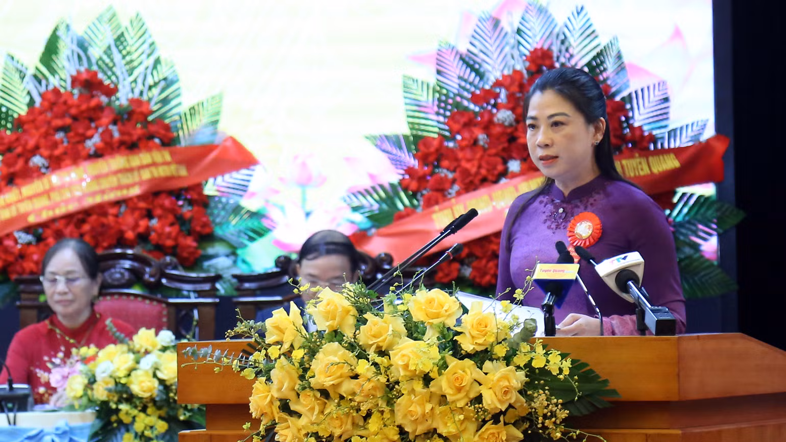 Đồng chí Lê Thị Kim Dung, Phó Bí thư Thường trực Tỉnh ủy, Chủ tịch Hội đồng nhân dân tỉnh phát biểu tại đại hội. Đồng chí Lê Thị Kim Dung, Phó Bí thư Thường trực Tỉnh ủy, Chủ tịch Hội đồng nhân dân tỉnh phát biểu tại đại hội.