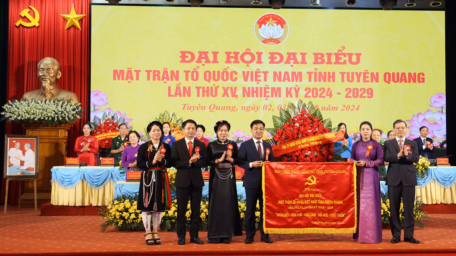 Các đồng chí lãnh đạo tỉnh Tuyên Quang tặng cờ và hoa chúc mừng đại hội. Các đồng chí lãnh đạo tỉnh Tuyên Quang tặng cờ và hoa chúc mừng đại hội.