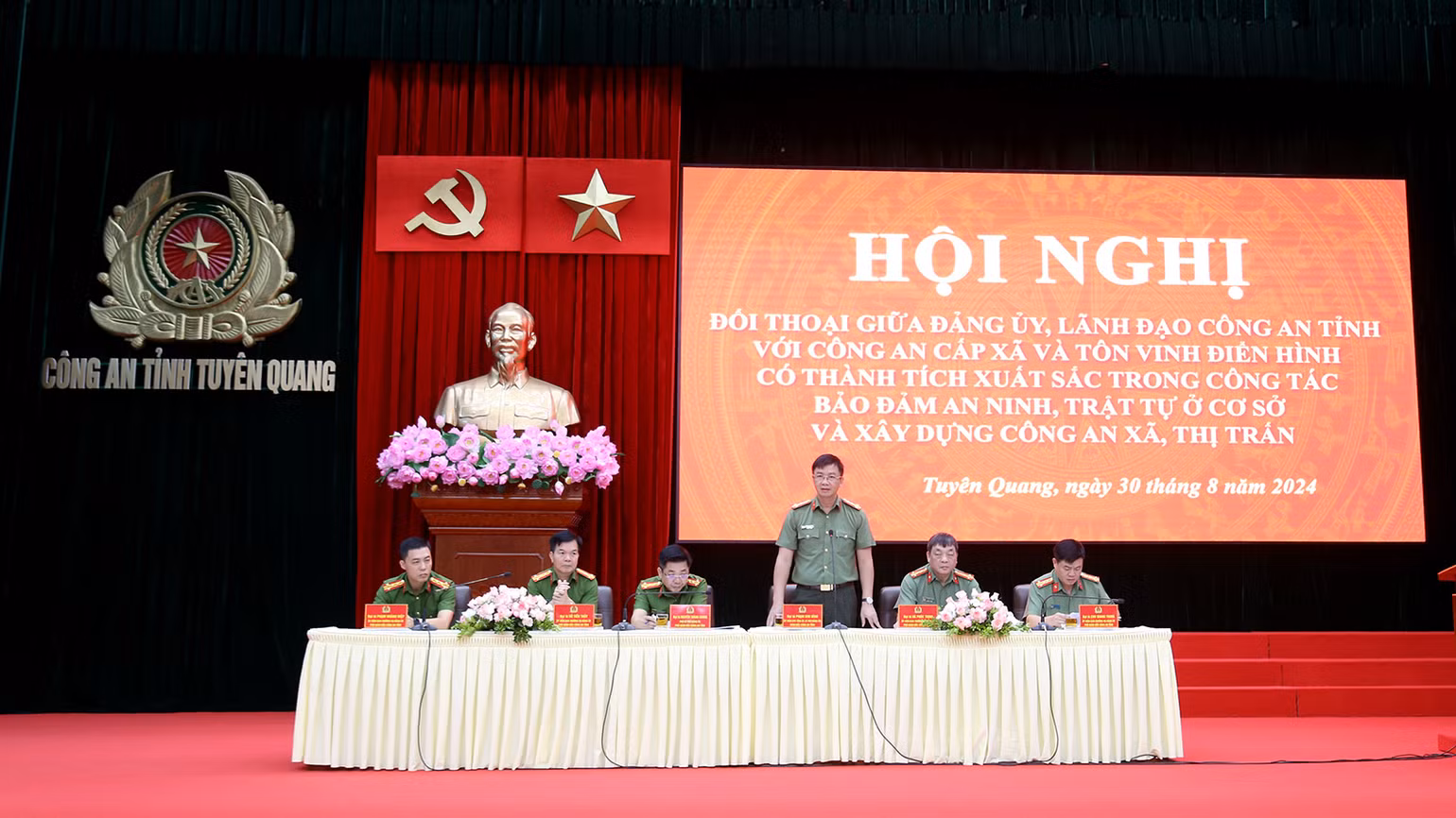 Các đồng chí lãnh đạo Công an tỉnh Tuyên Quang chủ trì đối thoại. Các đồng chí lãnh đạo Công an tỉnh Tuyên Quang chủ trì đối thoại.