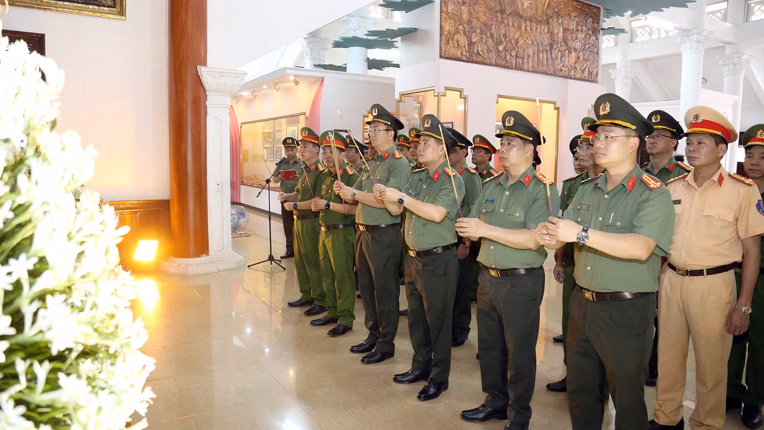 Lãnh đạo Công an tỉnh Tuyên Quang dâng hương tưởng nhớ Chủ tịch Hồ Chí Minh tại Bảo tàng Công an nhân dân thuộc Khu di tích lịch sử Nha Công an Trung ương. Lãnh đạo Công an tỉnh Tuyên Quang dâng hương tưởng nhớ Chủ tịch Hồ Chí Minh tại Bảo tàng Công an nhân dân thuộc Khu di tích lịch sử Nha Công an Trung ương.