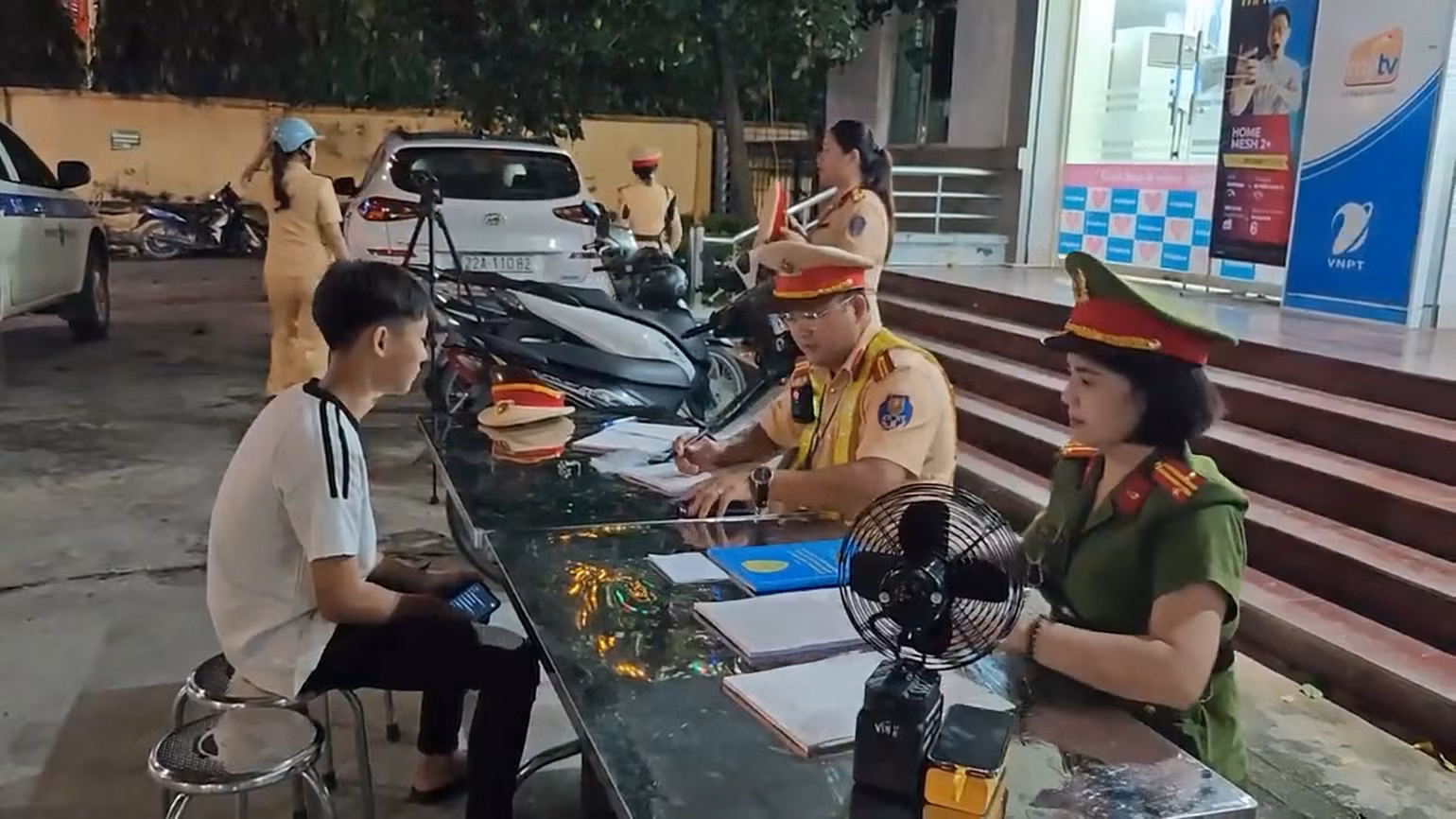 Cảnh sát giao thông-Trật tự thành phố Tuyên Quang lập biên bản xử lý trường hợp vi phạm an toàn giao thông. Cảnh sát giao thông-Trật tự thành phố Tuyên Quang lập biên bản xử lý trường hợp vi phạm an toàn giao thông.