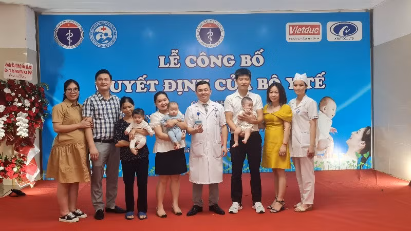 Thầy thuốc Bệnh viện Sản Nhi tỉnh chia vui với các gia đình.